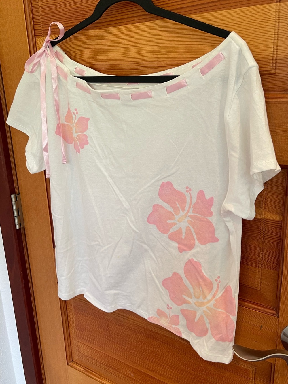 Hollister Off White Short-Sleeve Top with Pink Hibiscus and Ribbon Tie - NWT - L